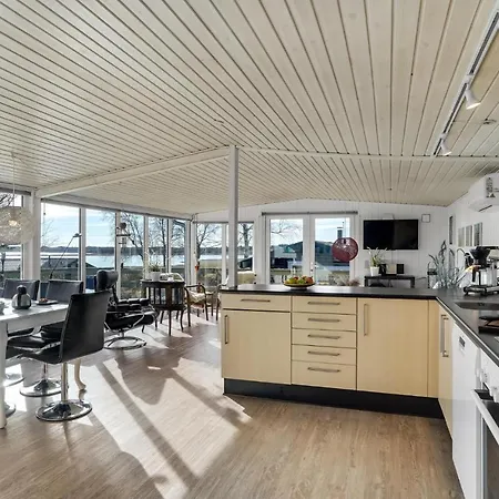 Stunning In With Kitchen Semesterbostad *